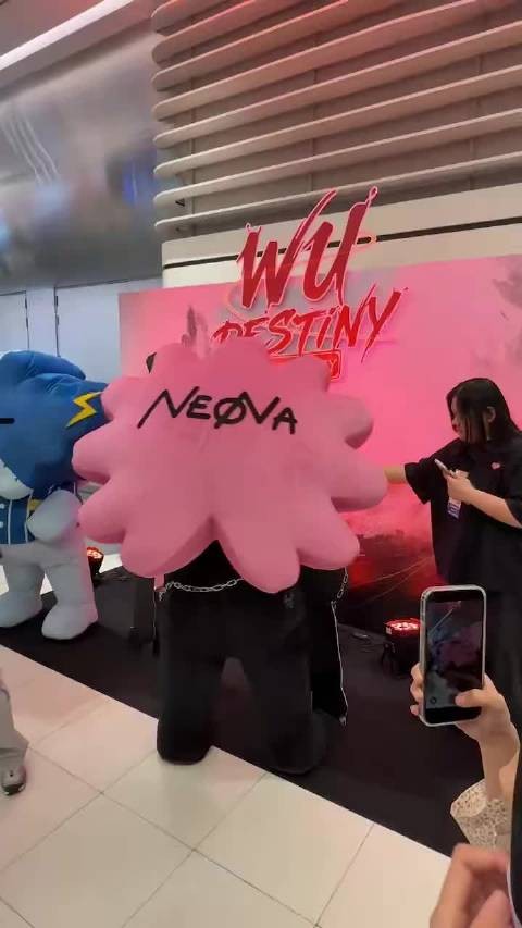 笑死我了,neona把sky的立牌推到了,然后自己逃跑了 isariya93