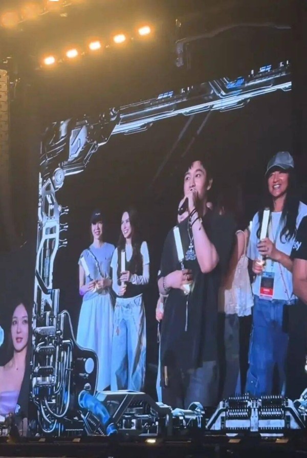 黄晓明当众说了一句话惹争议！评论区被Angelababy刷了屏
