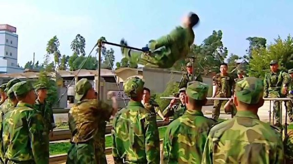 《士兵突击》中许三多三百三十三个腹部绕杠,到底属于什么水平?