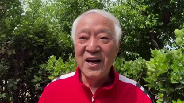 76岁牛群裸捐财产证清白,靠退休金生活