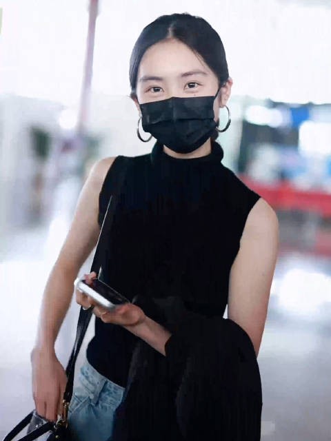 黄多多暑假回国素颜现身机场，少女感十足引期待