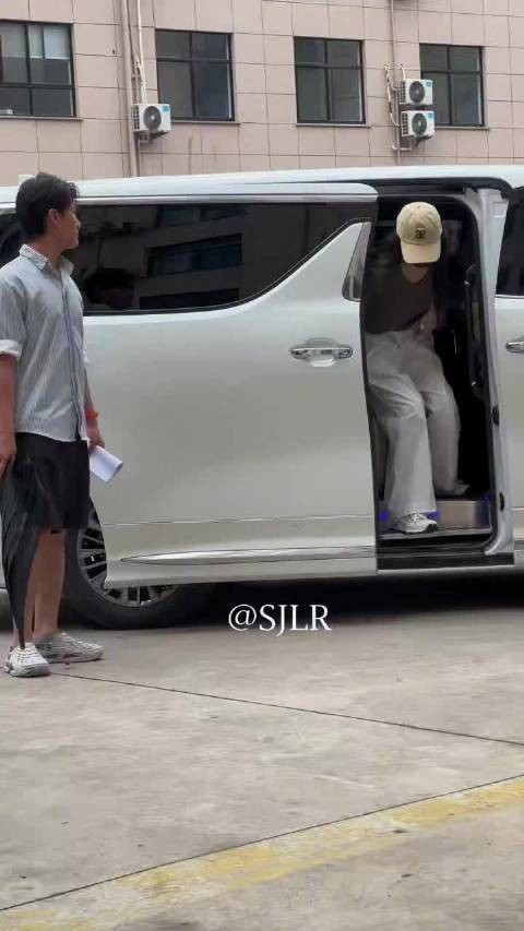 王楚然片场托脸回应粉丝互动