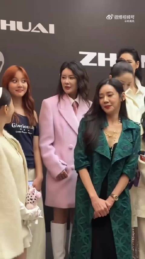 甜馨整体上像妈妈,但是眼睛像极了贾乃亮