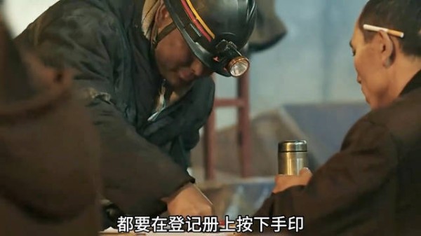 《三大队》逃犯为藏身份烫毁指纹躲下水道,劫千万翡翠一路逃窜终露马脚!