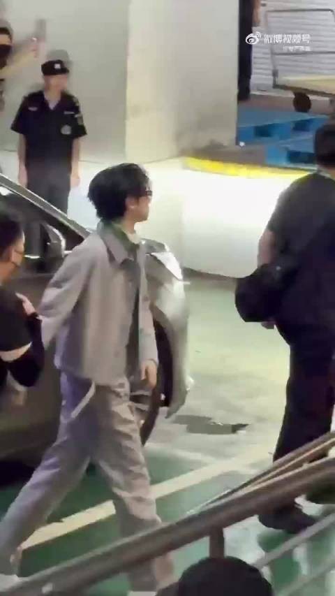 严浩翔下车插兜遇尴尬,发现衣服无兜愣住