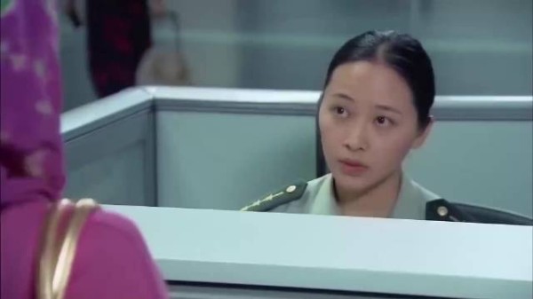 女华裔回国说自己不是中国人,机场安检员聪明回话,精彩