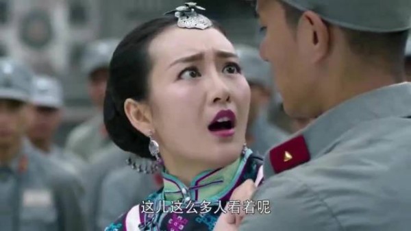 新兵见到团长的老婆后直接上前抱住不放,把团长看傻眼了