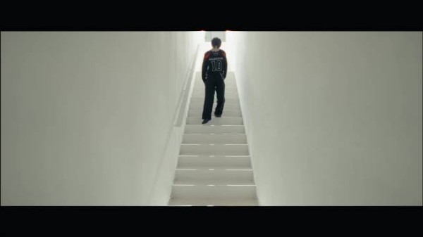 王俊凯贴脸怼拍展现优越颜值，唱跳卡点精准气场强大