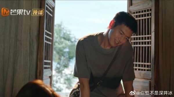 许红豆墙上全是照片，谢之遥一看有自己的，牙龈都笑出来