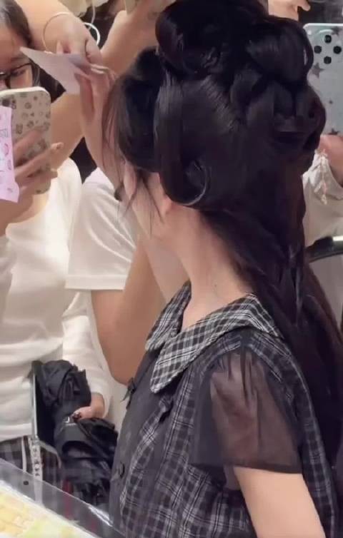真太瘦了,风一吹就倒啊 女明星也不容易