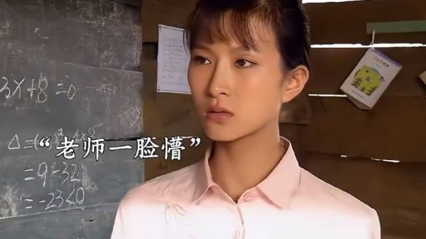 老师只是摸了一下男孩的头,却因此惹下了祸端!
