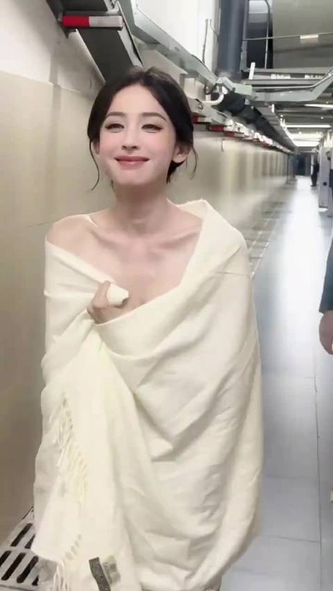 谁懂娜扎笑着wink迎面走来的美貌冲击力