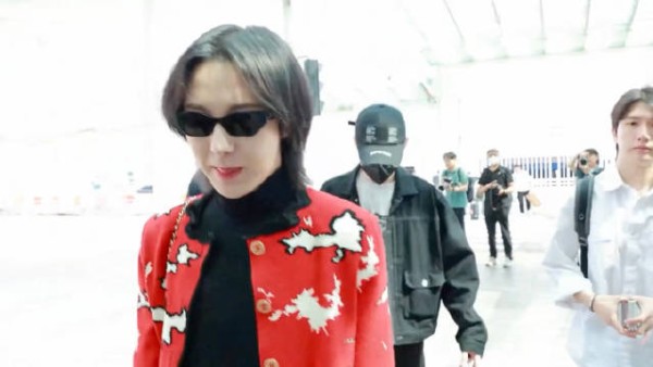 黄仁俊现身ICN机场，谦虚有礼比手势