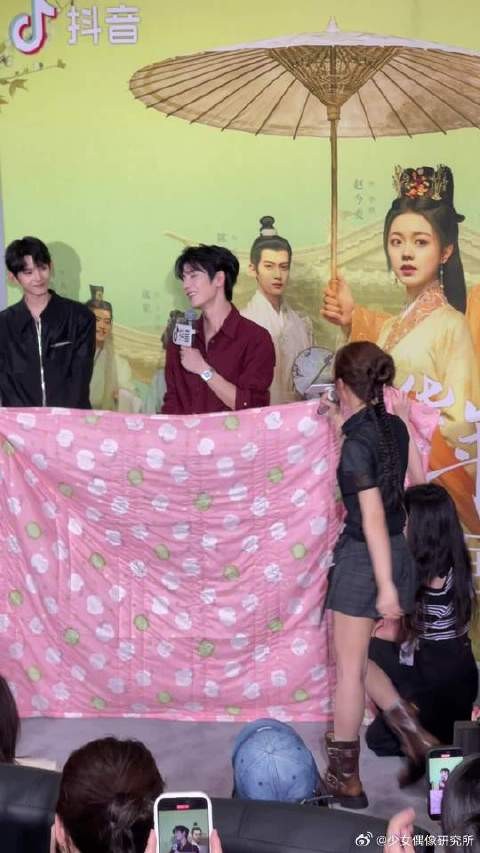 张凌赫赵今麦还原剧中喊起床甜蜜戏份