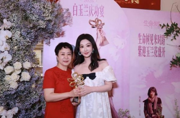 杨紫母亲一身素衣温婉柔和,眼神满是对女儿的珍视。