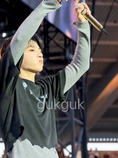 停止巡演 不要再扭了 /gukguk 260702 BTS世巡 布鲁塞尔演唱会Day2 ‪