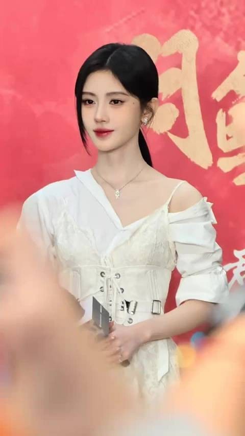 鞠婧祎妆发老师辟谣假发传闻,浓密秀发引网友羡慕
