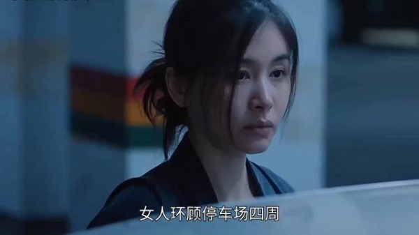 只因小警员拿出他自己的证件,老太太这才把刀放下