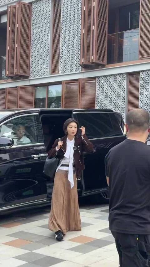 周冬雨亮相花少8录制现场,短发造型清爽状态佳