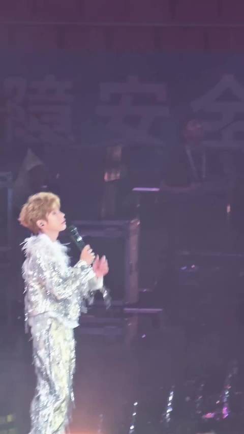 王源上海演唱会开场雨停,晴天娃娃名不虚传
