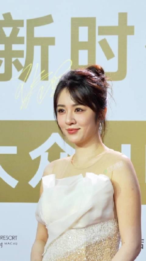 米杏碎钻抹胸长裙亮相第六届新时代国际电视节红毯，斩获最受欢迎女演员殊荣！