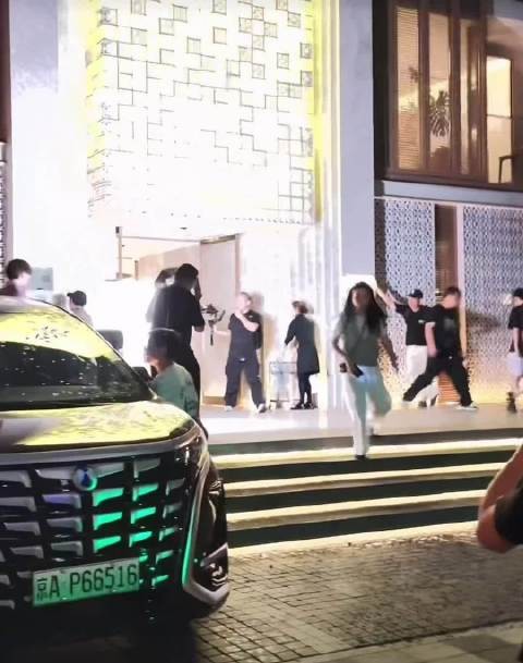 邓为冒雨维护粉丝安全,与林依晨周冬雨录制花儿与少年