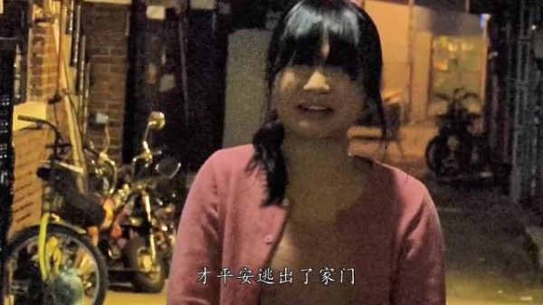 江边两孤独灵魂相拥痛哭，绝望中寻得慰藉