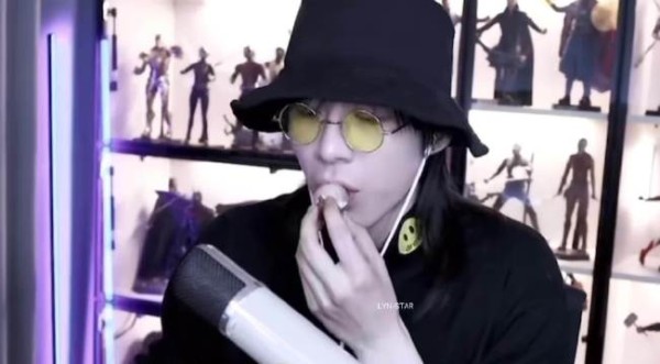 大半夜看他吃东西~还吸溜吸溜的哈哈哈哈哈