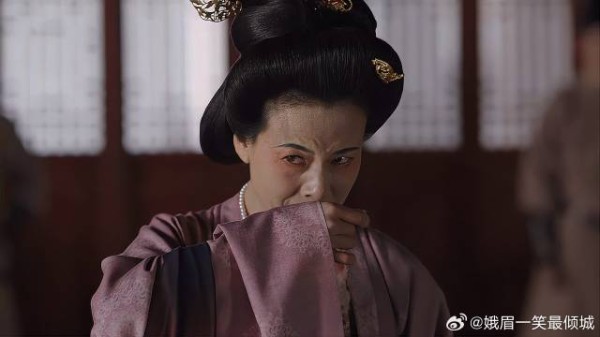 刘夫人怕输官司,在公堂上卖惨,不料何惟芳比她还能演