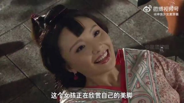 女孩正在欣赏自己的美脚,不料被皇上撞见