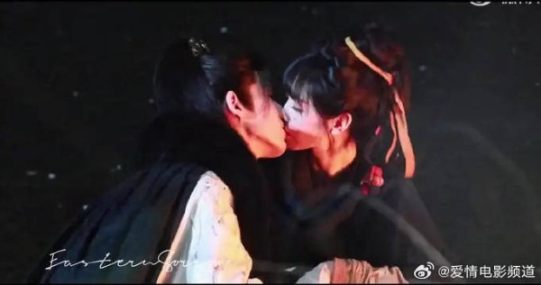 撒娇男人最好命!河边长玉吻了谢征两次嘴巴子而不是嘴角,之后他才回吻的