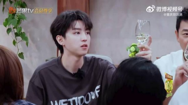 谁来懂一下王俊凯教倒酒这段,好苏啊