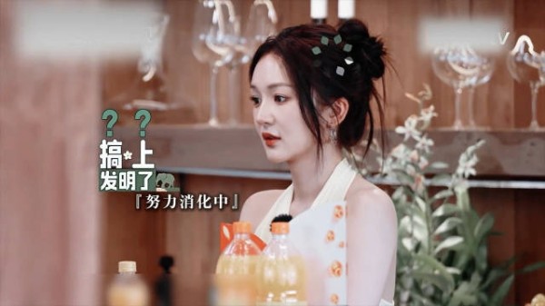 瞿颖畅谈靳梦佳专注聆听