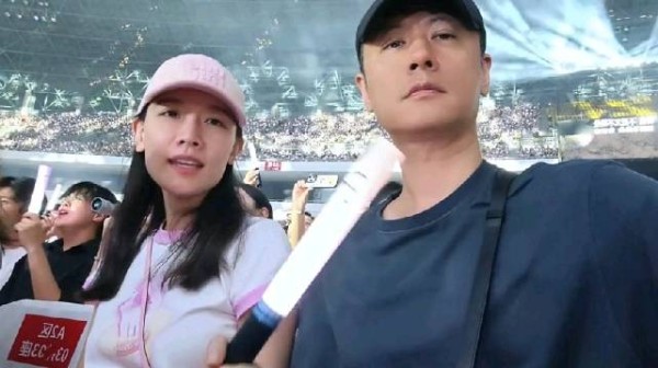 任重孙骁骁合体看薛之谦演唱会,任重沉浸式拍老婆,孙骁骁首次出镜有夫妻相