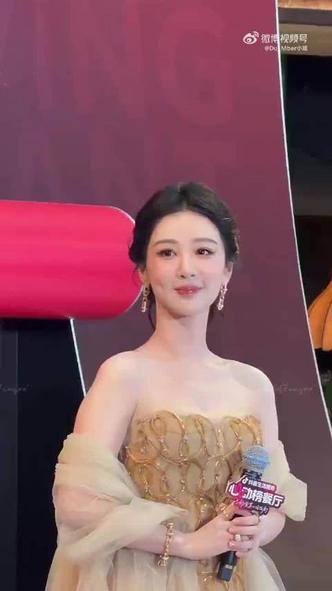 杨紫金色闪钻高定亮相,全程温柔饭撒飞吻粉丝