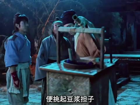 湖边放灯遇白衣女鬼湖上起舞书生看呆