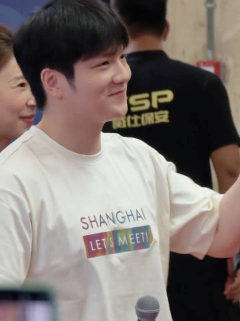 乖乖站着的东哥好可爱！ 乒乓球 樊振东 王zi豪