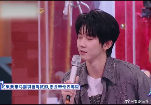 整齐划一的手势搭配明媚笑脸，氛围感无可替代