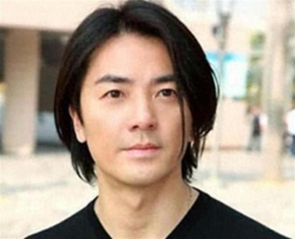 郑伊健路边摊被偶遇,头发稀疏,49岁蒙嘉慧认不出!