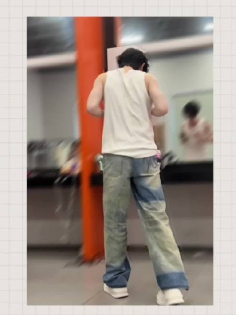 漂亮的肌肉线条华丽的脚部动作,一直在奖励!