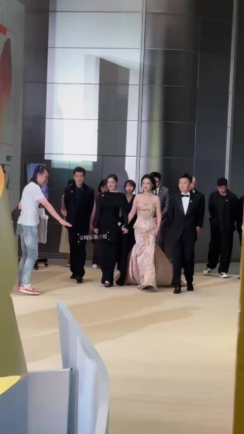 杨紫这身粉裙也太仙了吧!走路都带风,我隔着屏幕都想喊姐姐好美
