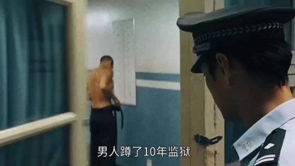 男人按着记忆中的路回到家时,却发现父亲早就换了门锁