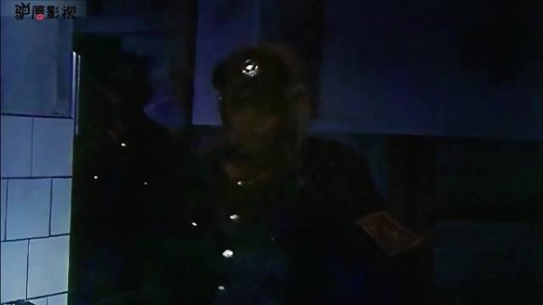卧底警察遇险,男孩蚂蚱智助神犬擒贼