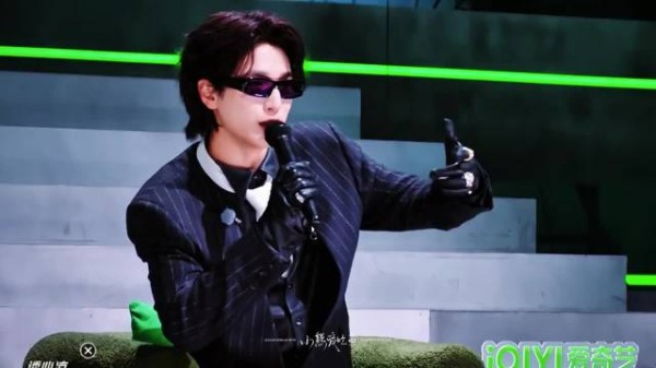 严浩翔捂嘴旁观VaVa梁源争执,Top Barry沉默打拍