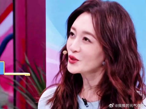 李小冉完全没有老一辈的刻板想法，跟 00 后交流平等又有趣，好感拉满