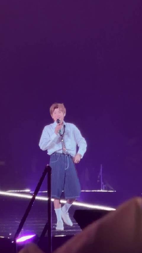 谁能拒绝王源的小幽默!巡演专属彩蛋把关顶棚做成惊喜,随性有趣哈哈哈!