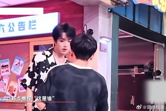 简简单单一段同框，一个专注耍帅，一个默默发笑，少年感直接溢出屏幕
