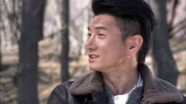 男人一脚打下了鬼子的飞机 还散落了满地金条