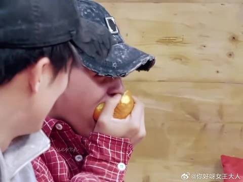 哥几个还真能含进去,在家没有包袱的时候