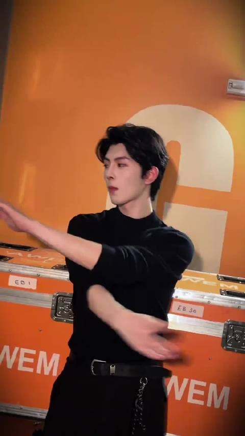 邱鼎杰抖更新ggez手势舞,舞蹈运镜获赞